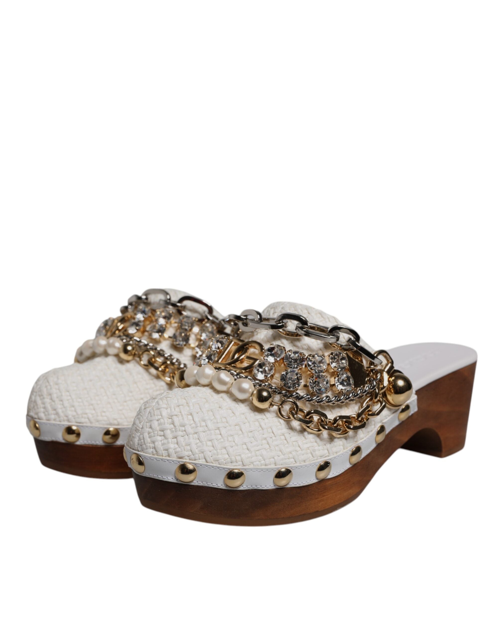 Sandales Dolce & Gabbana en raffia blanc avec chaîne bijoux, style de sabot élégant et details ornés.