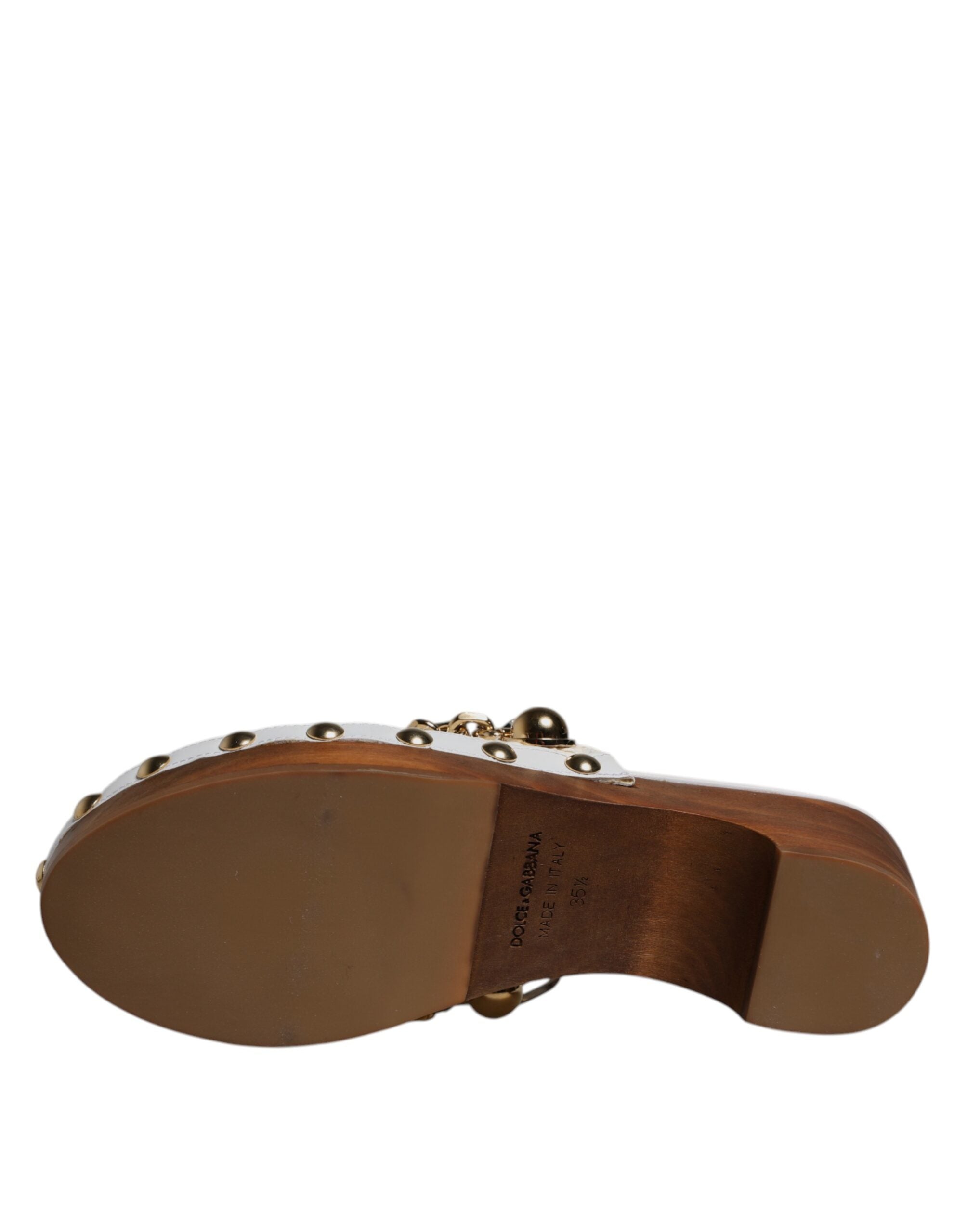 Sandales Dolce & Gabbana en raffia blanc avec chaîne ornée de bijoux, style sabot élégant et tendance.