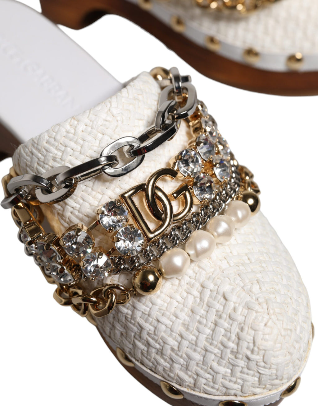 Sandales Dolce & Gabbana en rafia blanche avec chaîne ornée de bijoux, style clog élégant et sophistiqué.