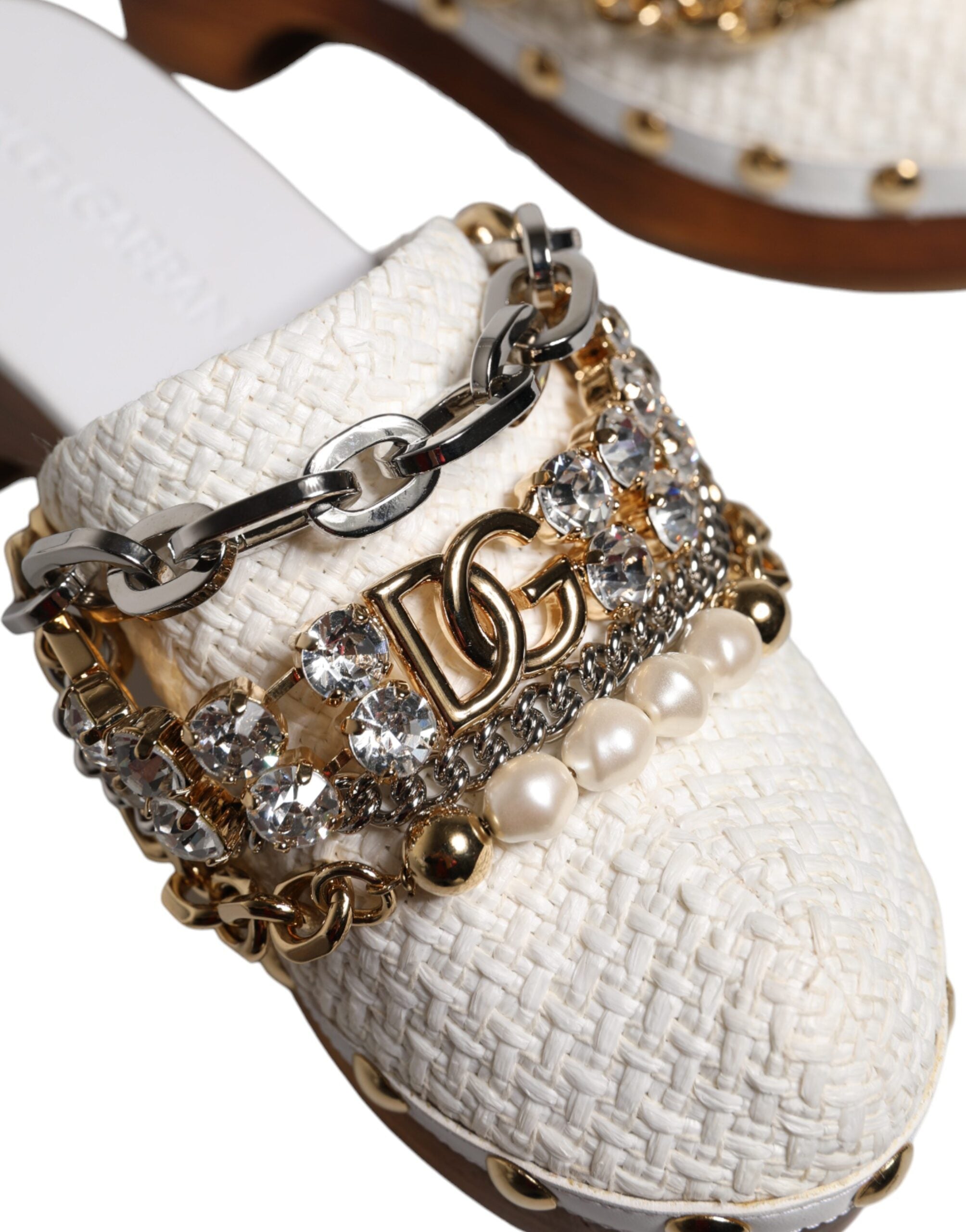 Sandales Dolce & Gabbana en rafia blanche avec chaîne ornée de bijoux, style clog élégant et sophistiqué.