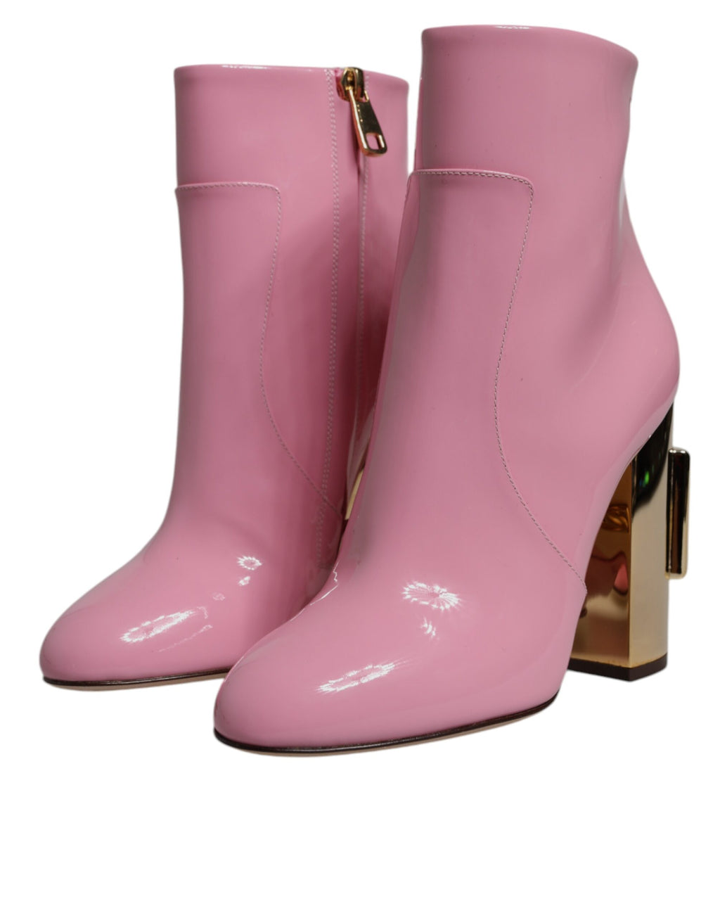 Chaussures Dolce & Gabbana, bottines roses en cuir verni, talons moyens et mi-mollet, mode élégante et sophistiquée.