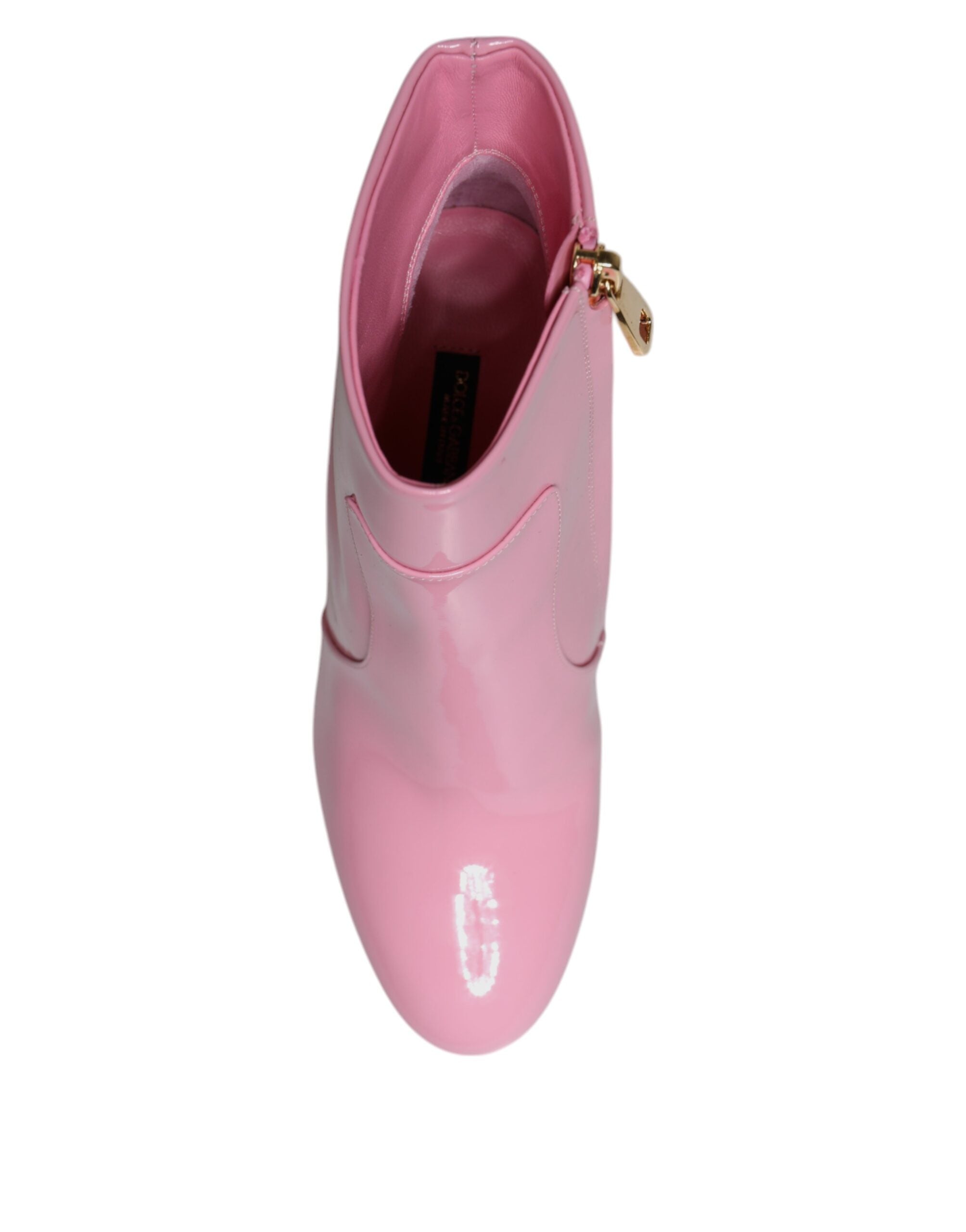 Chaussures Dolce & Gabbana bottines en cuir verni rose, talons mi-mollet, style élégant et moderne, visibles en image.