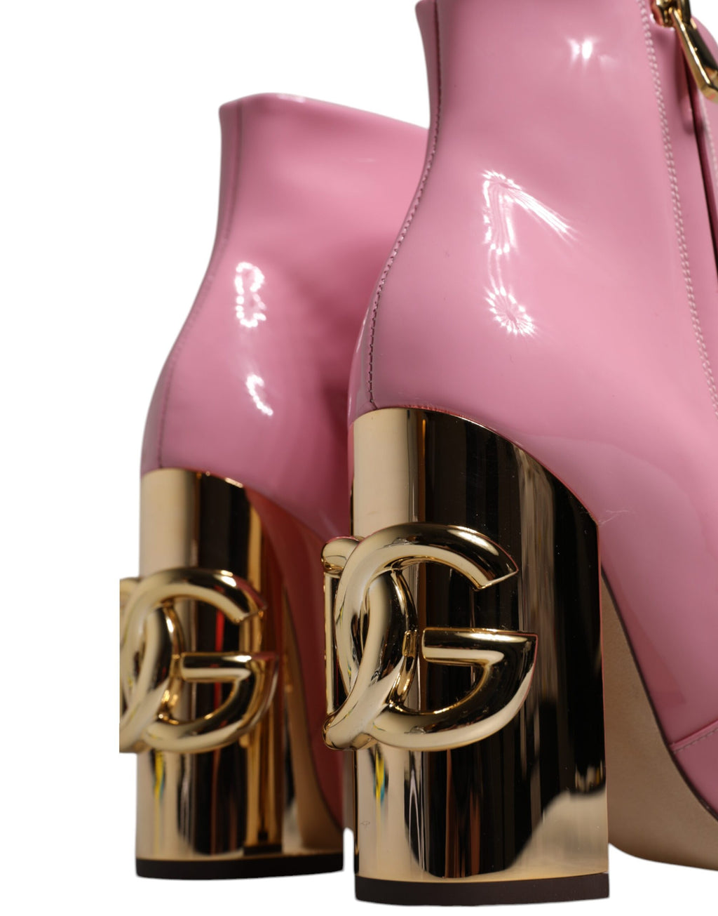 Bottes mi-mollet en cuir verni rose de marque Dolce & Gabbana, talons hauts et design élégant.