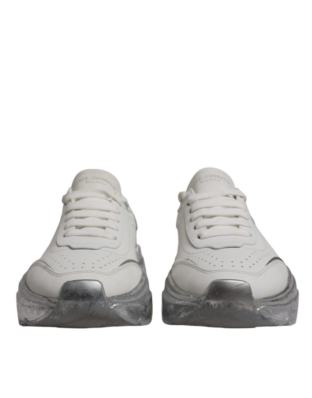 Chaussures sneakers basses Dolce & Gabbana Daymaster en blanc et argent, style décontracté avec design moderne et détails élégants.