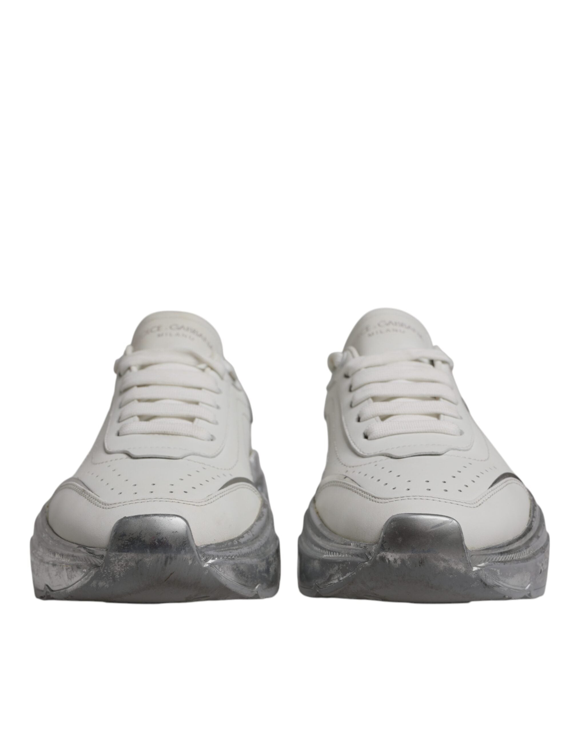 Chaussures sneakers basses Dolce & Gabbana Daymaster en blanc et argent, style décontracté avec design moderne et détails élégants.