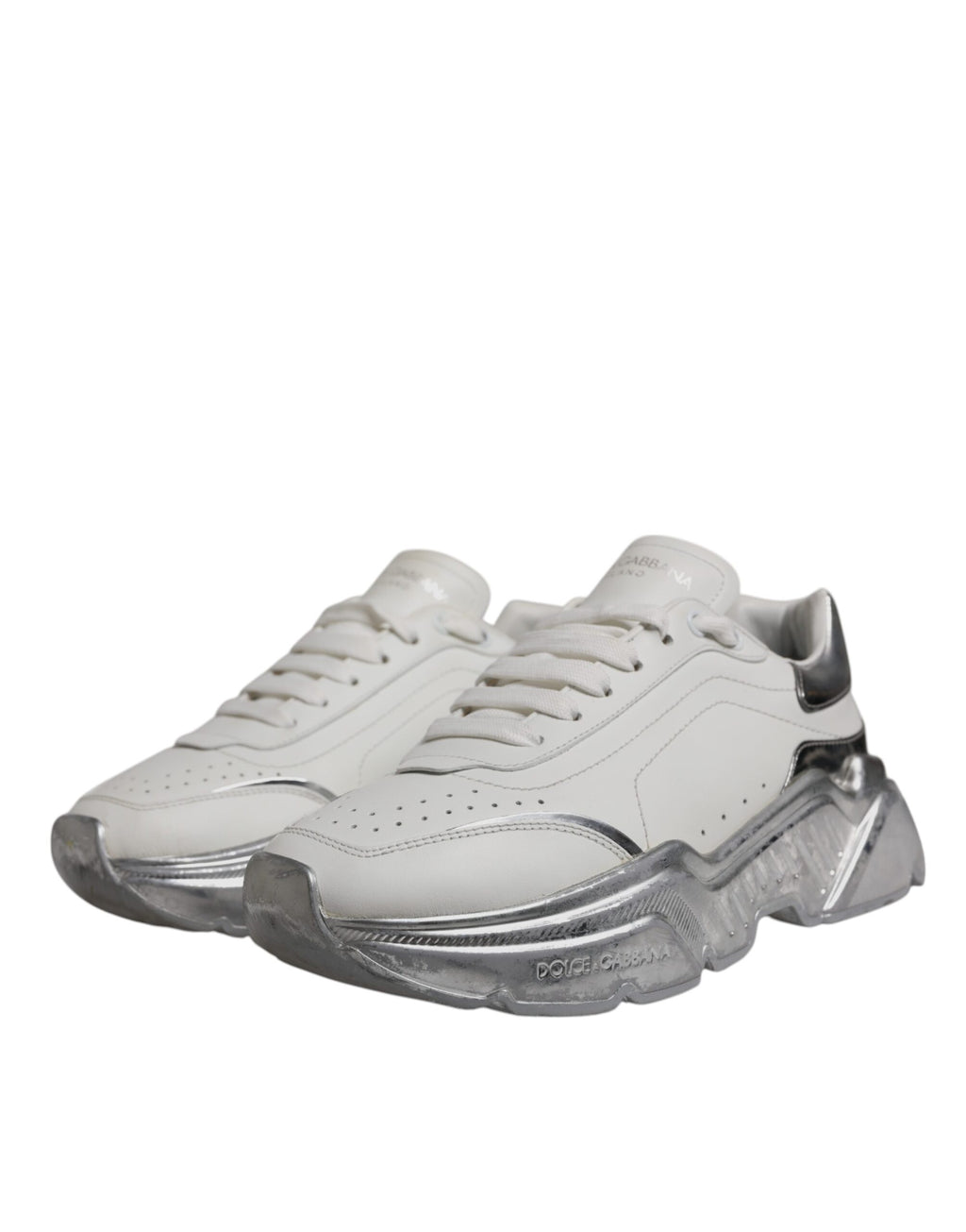 Chaussures sneakers basses Dolce & Gabbana Daymaster blanches avec détails argentés, vue de face sur fond neutre