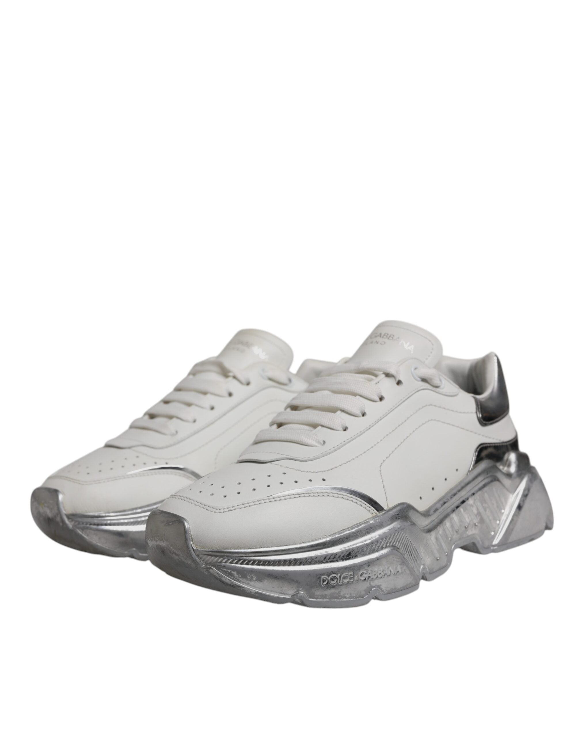 Chaussures sneakers basses Dolce & Gabbana Daymaster blanches avec détails argentés, vue de face sur fond neutre