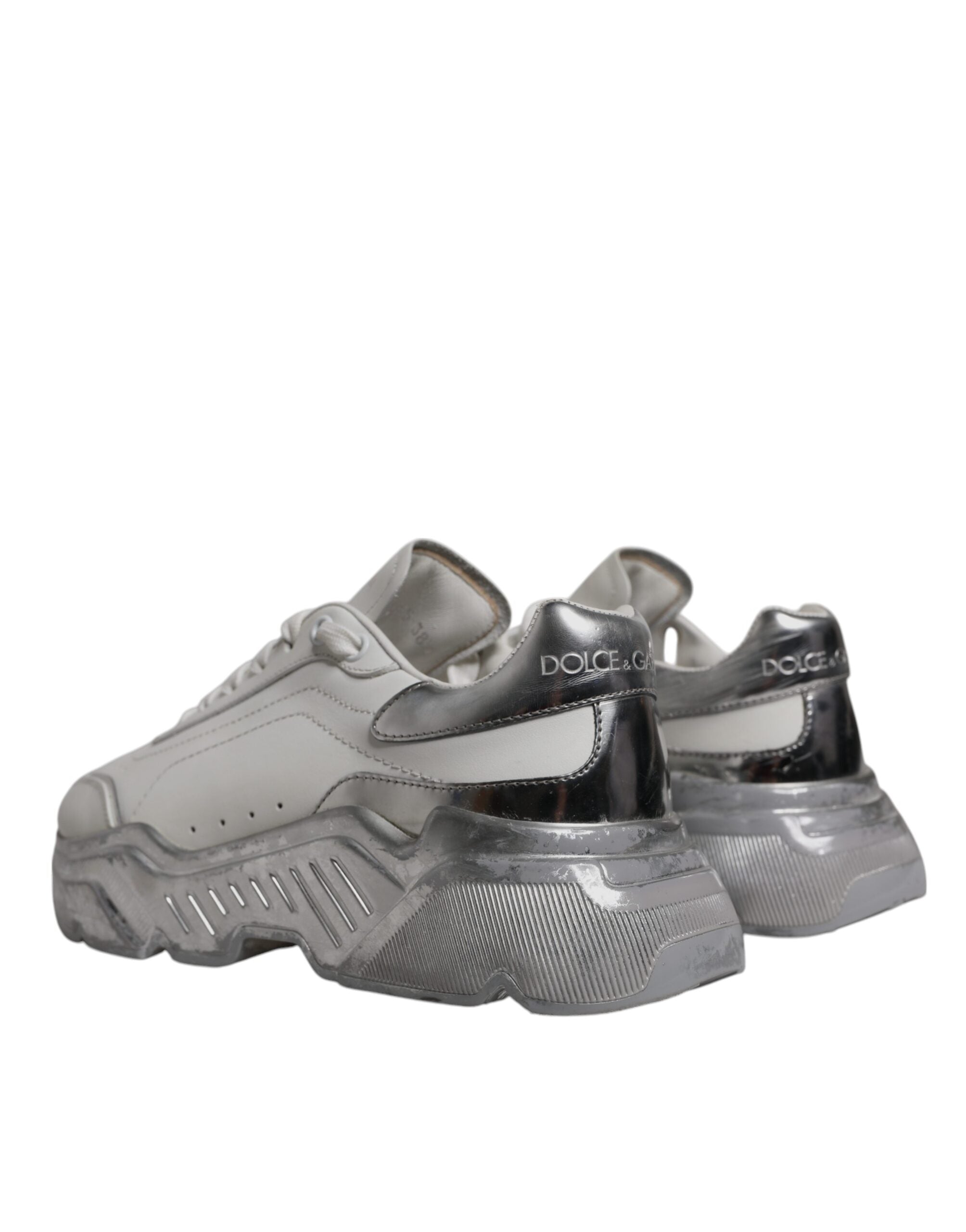 Chaussures Dolce & Gabbana Daymaster blanches et argentées, baskets basses en cuir avec détails modernes.