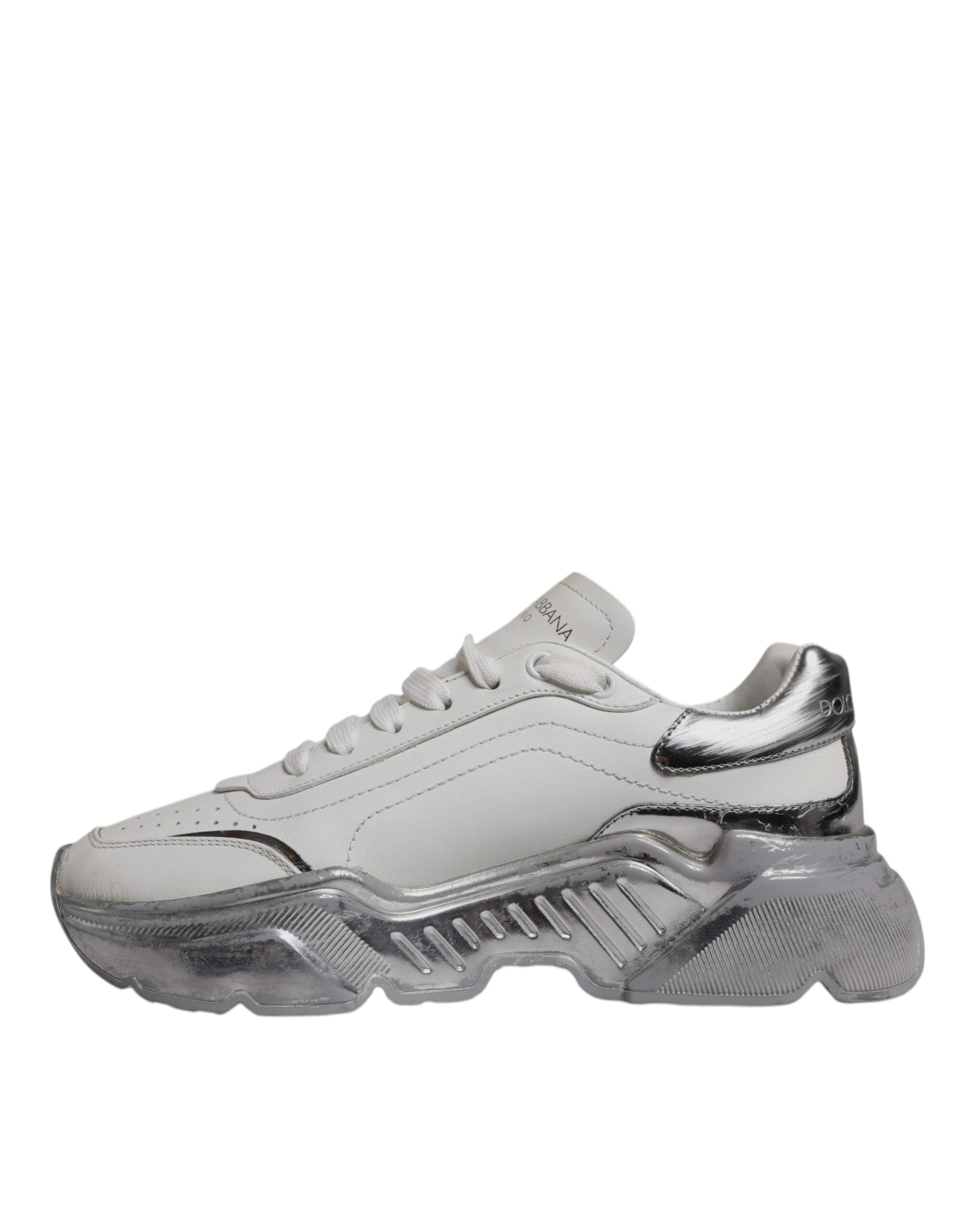 Chaussures Dolce & Gabbana Daymaster blanches et argentées, baskets basses en cuir avec détails élégants et semelle en caoutchouc.