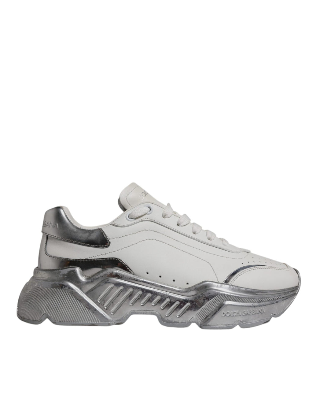 Chaussures sneakers basses Dolce & Gabbana Daymaster blanches avec détails argentés, vue de profil sur fond blanc.