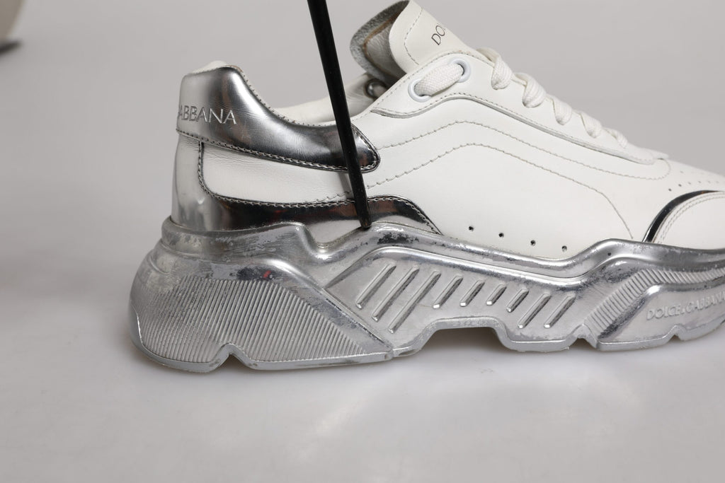 Chaussures basses Dolce & Gabbana Daymaster blanches avec détails argentés, sneakers élégants en cuir pour homme.