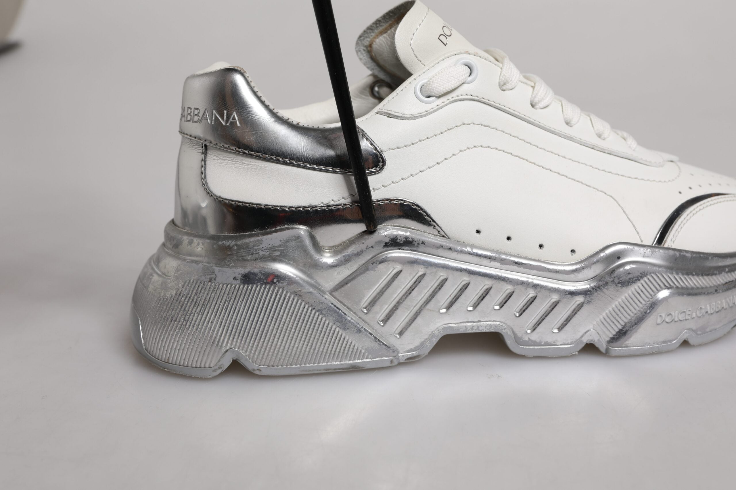 Chaussures basses Dolce & Gabbana Daymaster blanches avec détails argentés, sneakers élégants en cuir pour homme.