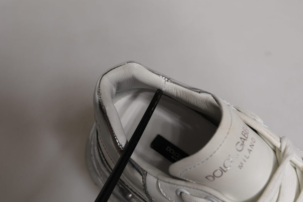 Chaussures basses Dolce & Gabbana Daymaster blanches et argentées, sneakers élégants en cuir avec semelle blanche.