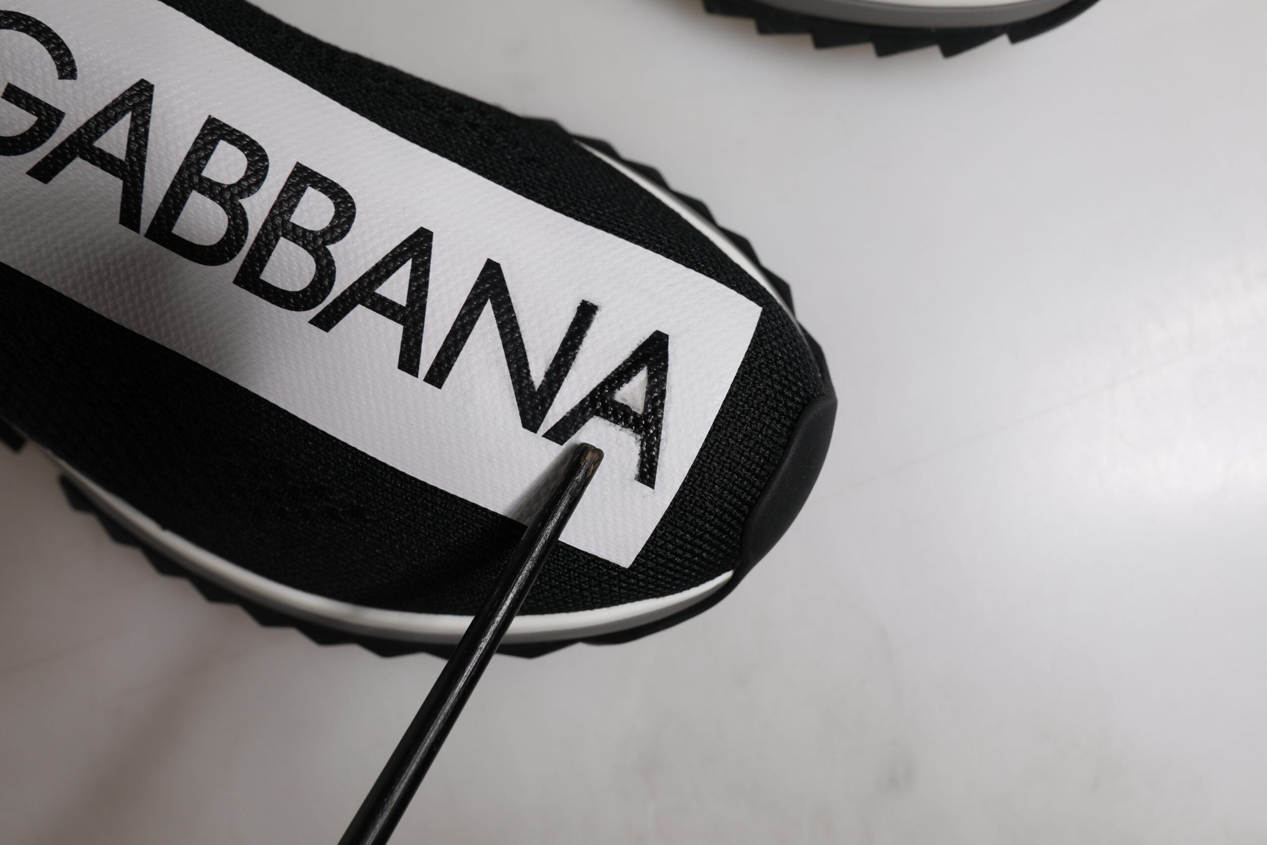Chaussures sneakers Dolce & Gabbana Sorrento noires et blanches, slip-on, vues de face avec détails en cuir et design élégant