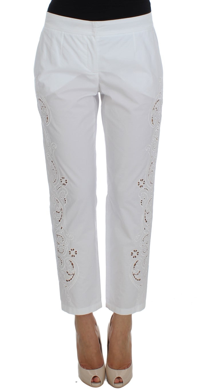 Robe blanche à fleurs avec découpes Dolce & Gabbana, style élégant, portée sur un fond neutre.