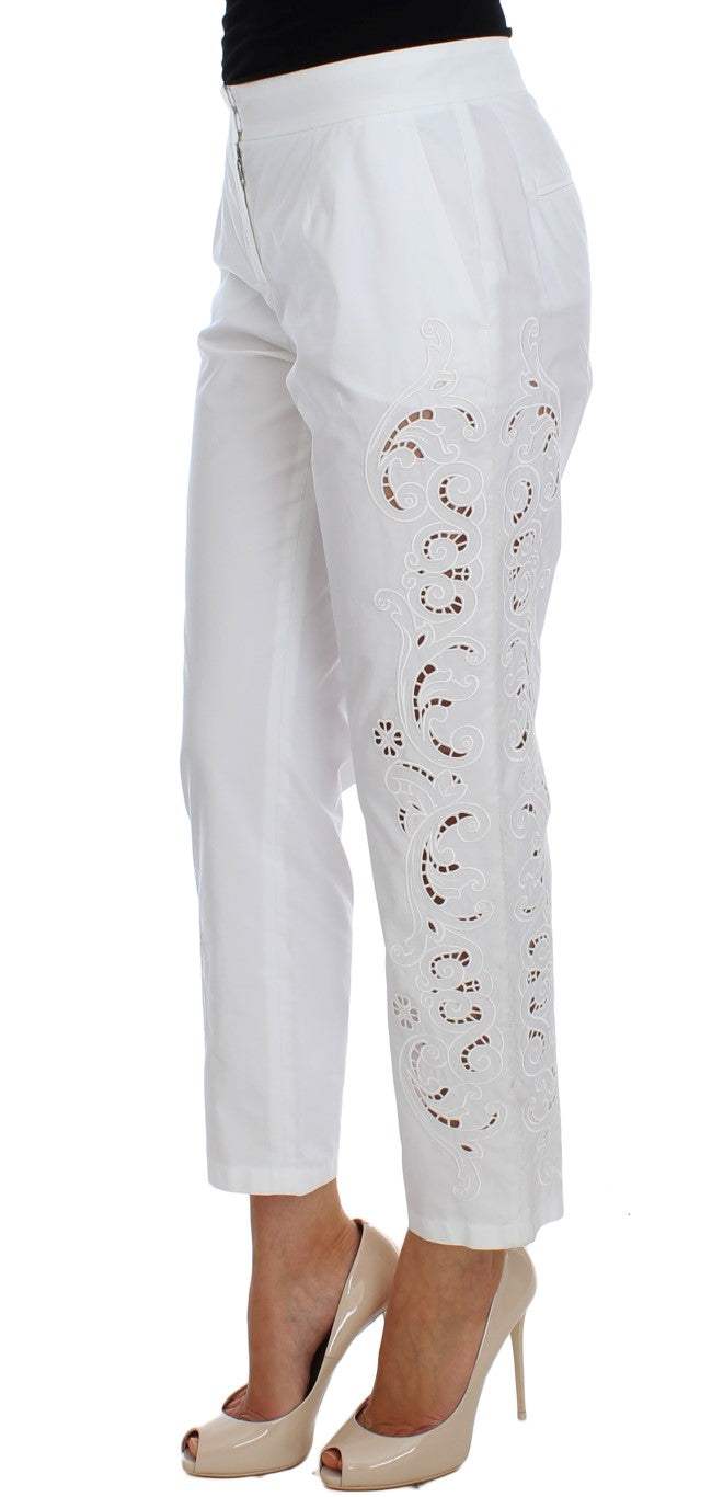 Robe blanche à fleurs avec découpes de Dolce & Gabbana, style élégant et féminin, portée avec pantalon Sicily.