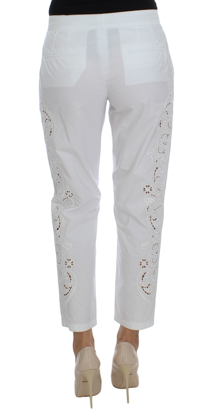 Robe blanche à motifs floraux et découpes Dolce & Gabbana, inspirée du style Sicily avec pantalon assorti.