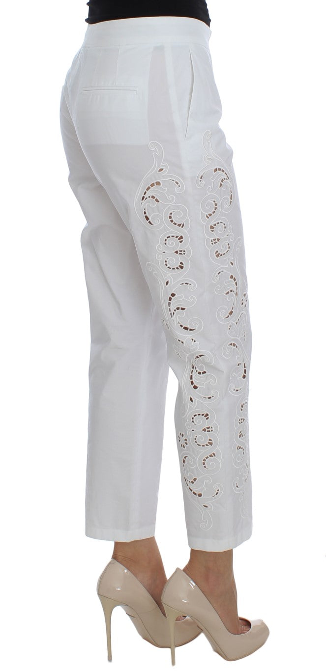 Robe blanche à fleurs Dolce & Gabbana avec découpes élégantes, portée avec un pantalon Sicily, vue détaillée sur l'image.