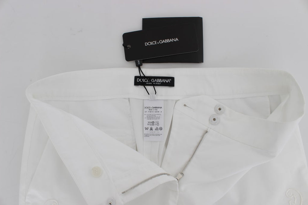 Robe blanche florale Dolce & Gabbana avec découpes élégantes et détails Sicilia, portée en occasion chic.
