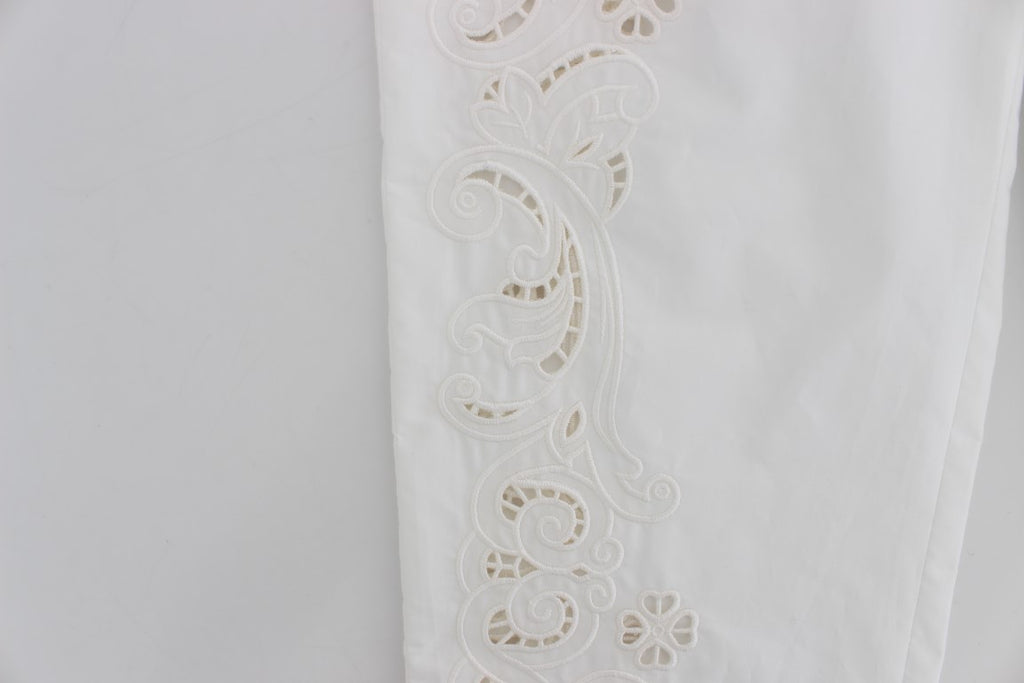 Robe blanche à motifs floraux et découpes de Dolce & Gabbana, style sicilien avec pantalons assortis, vue de l'avant.