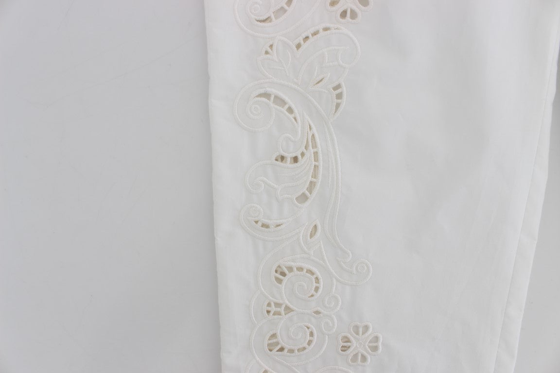 Robe blanche à motifs floraux et découpes de Dolce & Gabbana, style sicilien avec pantalons assortis, vue de l'avant.