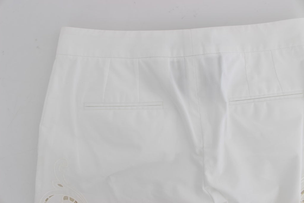 Robe blanche à fleurs Dolce & Gabbana avec découpes, style élégant et féminin, portée avec le pantalon Sicily.