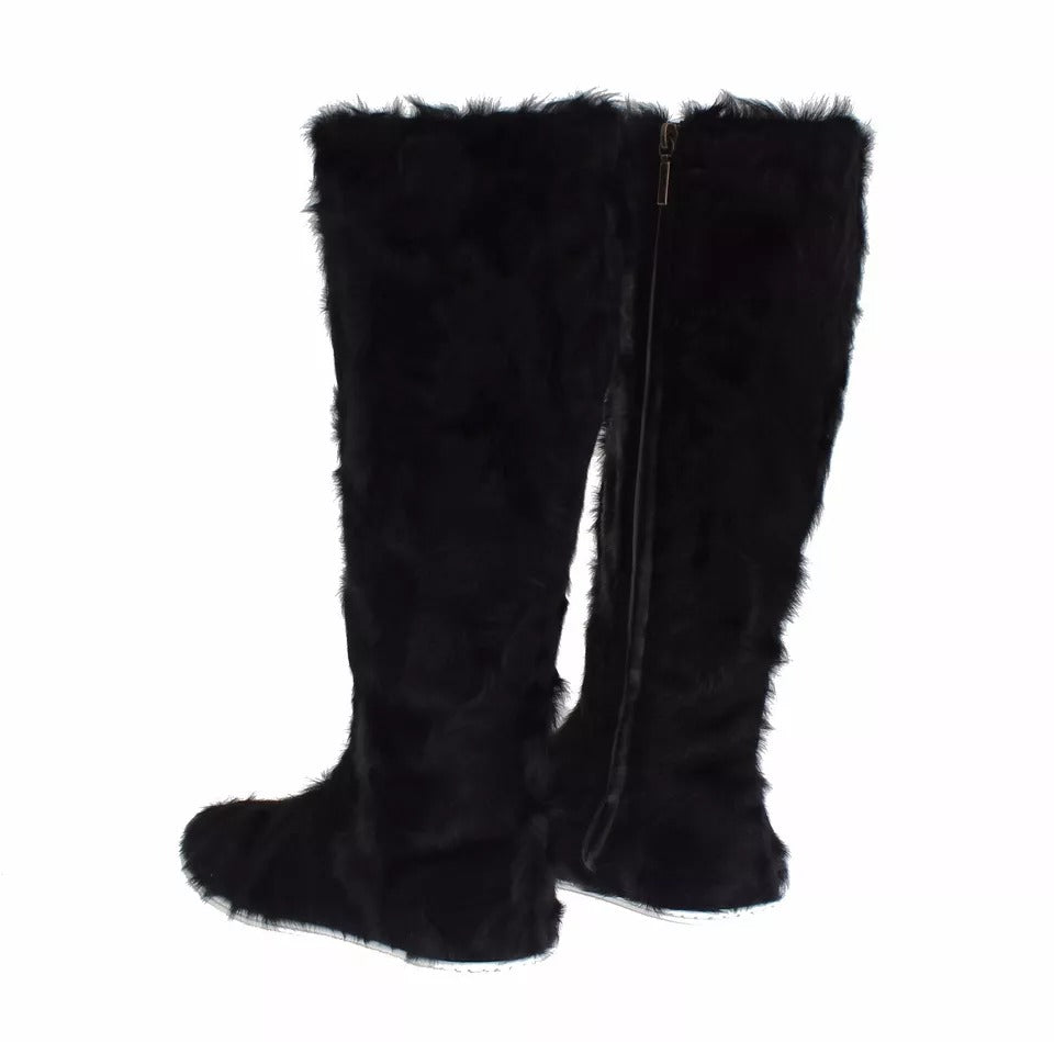 Bottes en cuir et fourrure de lamb, noires, de la marque Dolce & Gabbana, avec design élégant et détails sophistiqués.