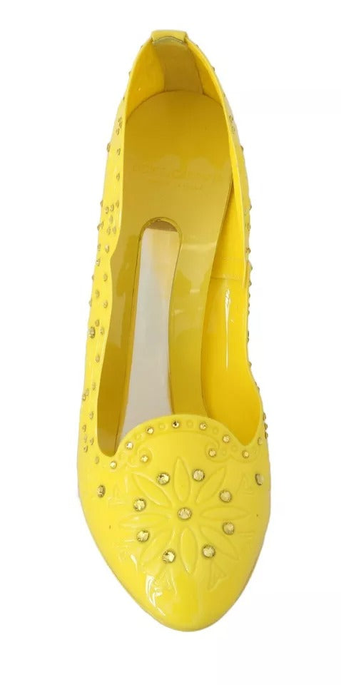Chaussures à talons jaunes Dolce & Gabbana CINDERELLA avec cristaux, visibles de face avec détails scintillants et élégants.