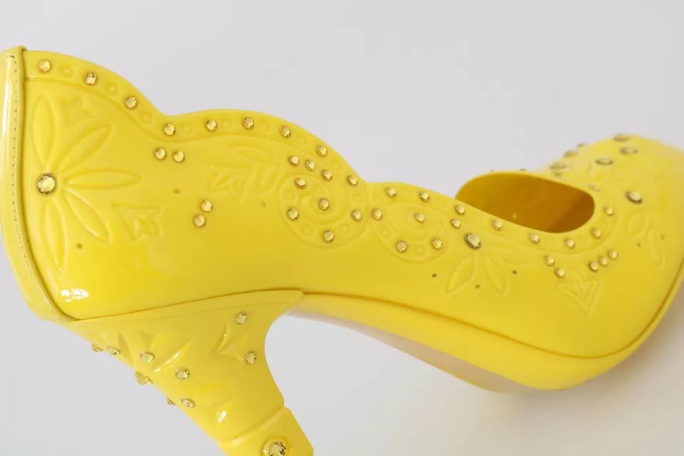 Chaussures à talons jaunes Dolce & Gabbana CINDERELLA avec cristaux, vue en gros plan sur la chaussure élégante.