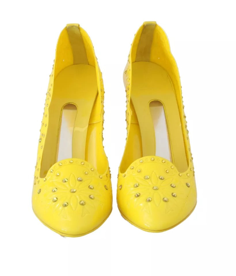 Chaussures à talons jaunes Dolce & Gabbana CINDERELLA avec cristaux, vue de côté sur fond blanc.
