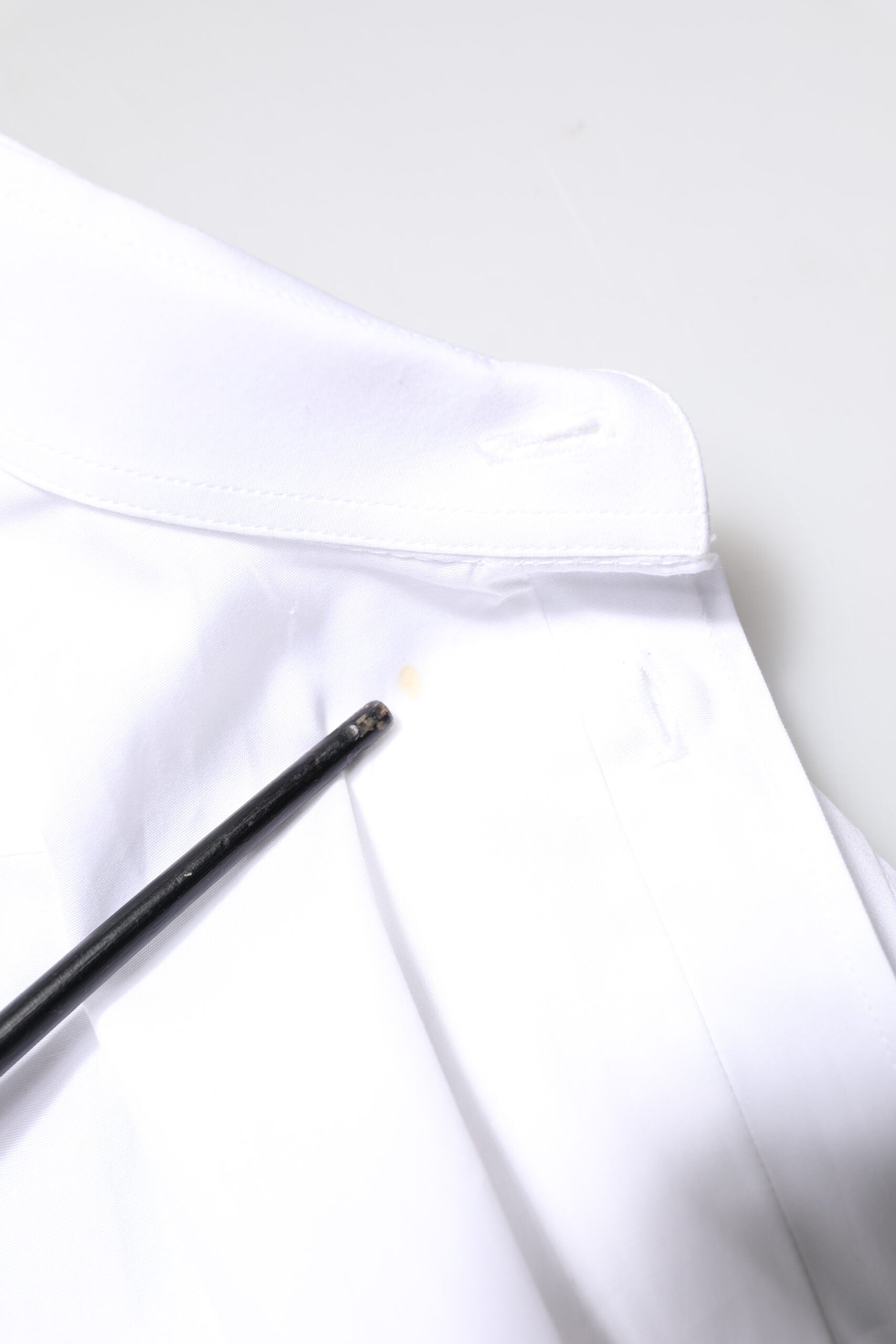Chemise homme Dolce & Gabbana blanche en coton à manches longues avec détails dorés.