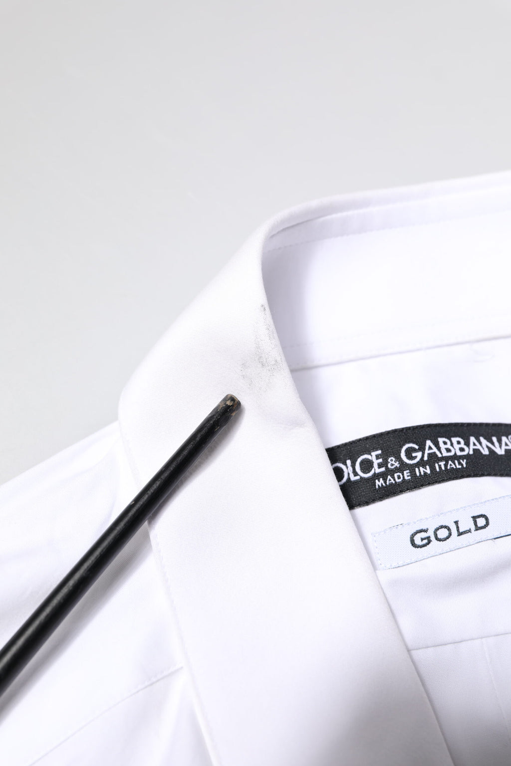 Chemise homme Dolce & Gabbana en coton blanc à manches longues avec détails dorés, élégante chemise de costume.