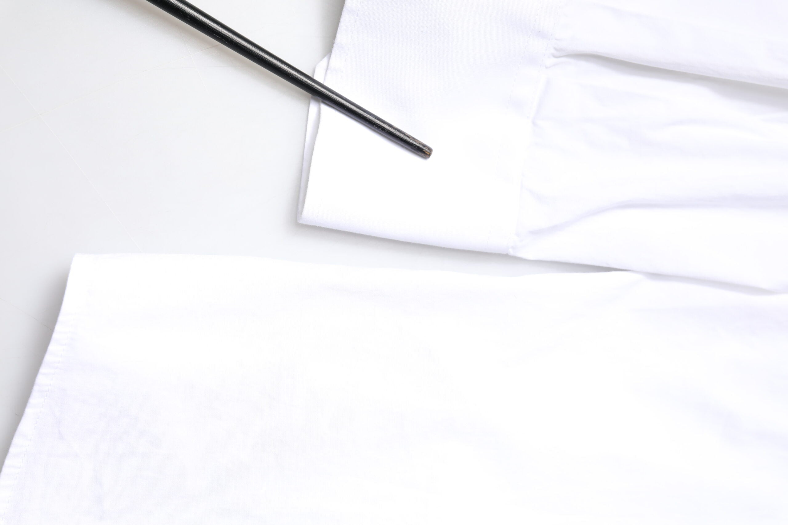 Chemise homme Dolce & Gabbana en coton blanc à manches longues avec détails dorés, élégante et sophistiquée.