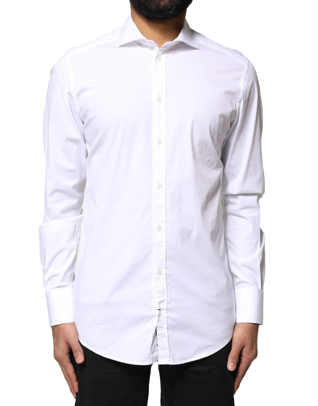 Chemise longue Dolce & Gabbana blanche en coton à manches longues avec détails dorés, élégante et sophistiquée.
