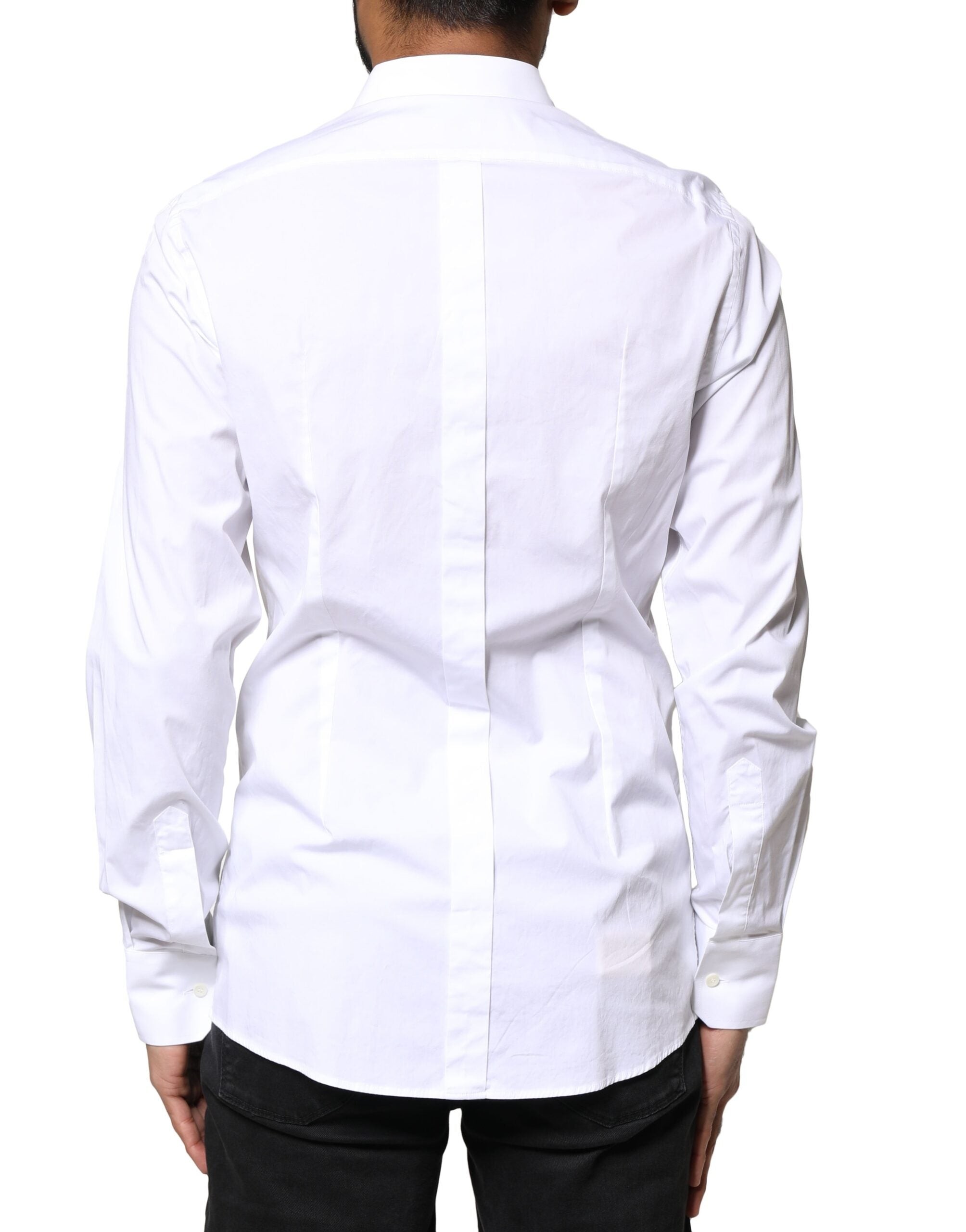 Chemise longue blanche Dolce & Gabbana en coton à manches longues avec détails dorés visibles sur l'image.