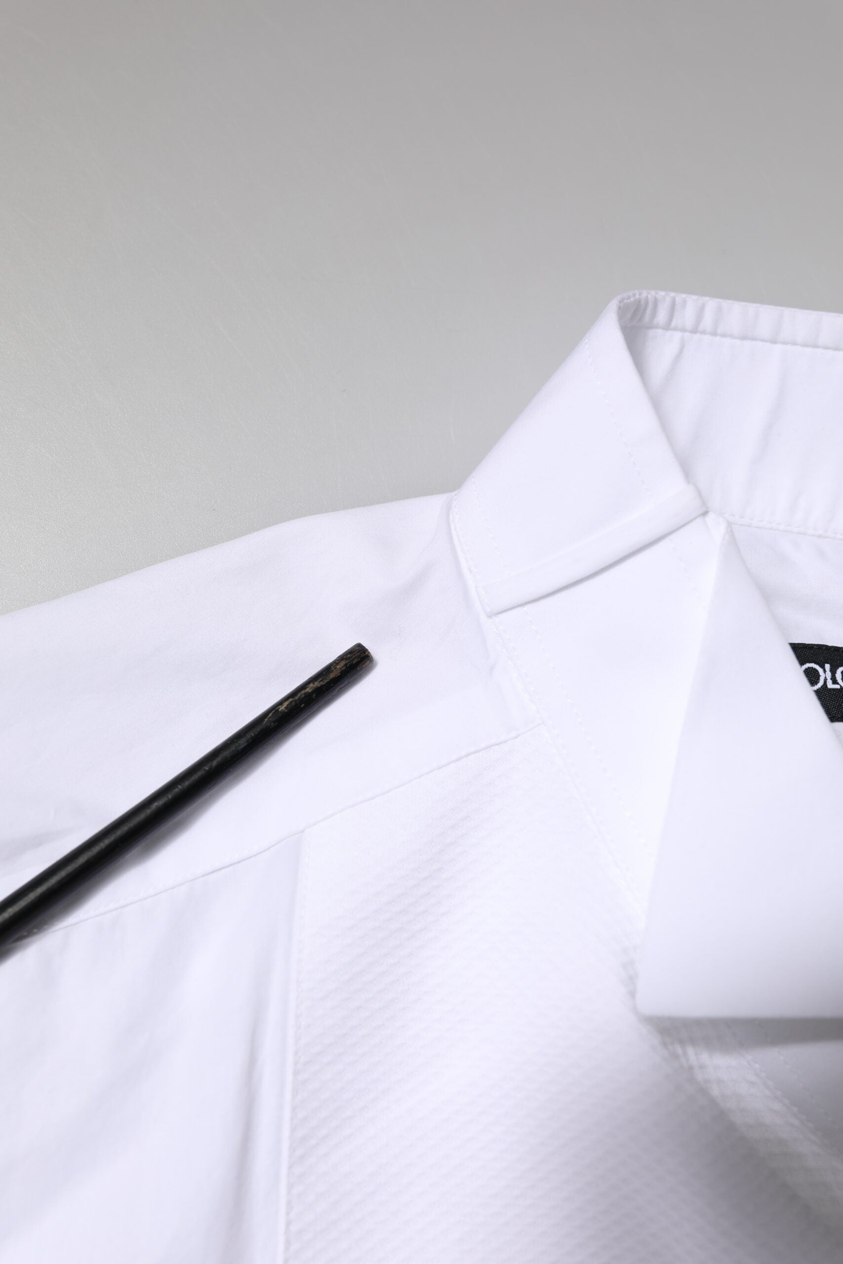 Chemise formelle Dolce & Gabbana en coton blanc avec détails en or, chemise à col classique et boutons élégants.
