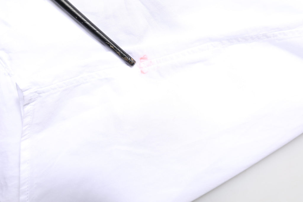 Chemise formelle Dolce & Gabbana en coton blanc avec détails dorés, style élégante et sophistiquée pour homme.