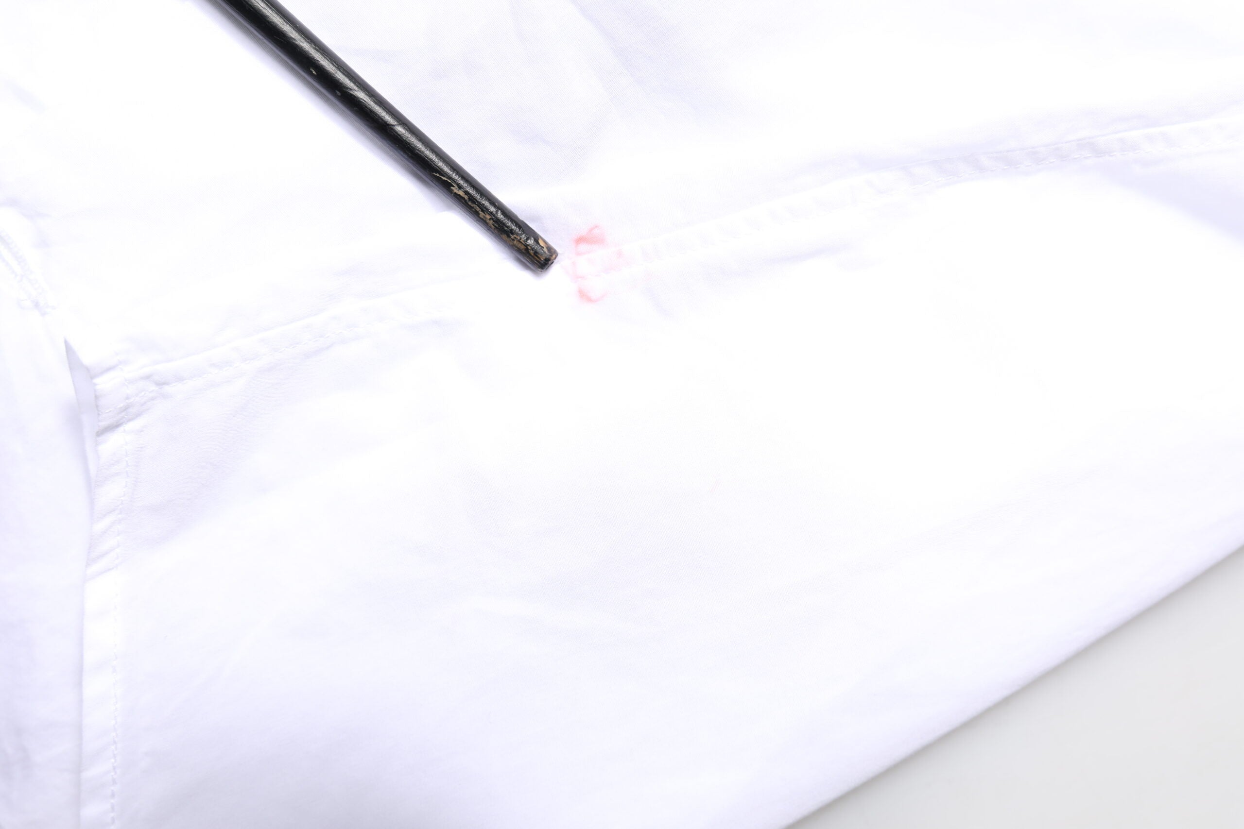 Chemise formelle Dolce & Gabbana en coton blanc avec détails dorés, style élégante et sophistiquée pour homme.