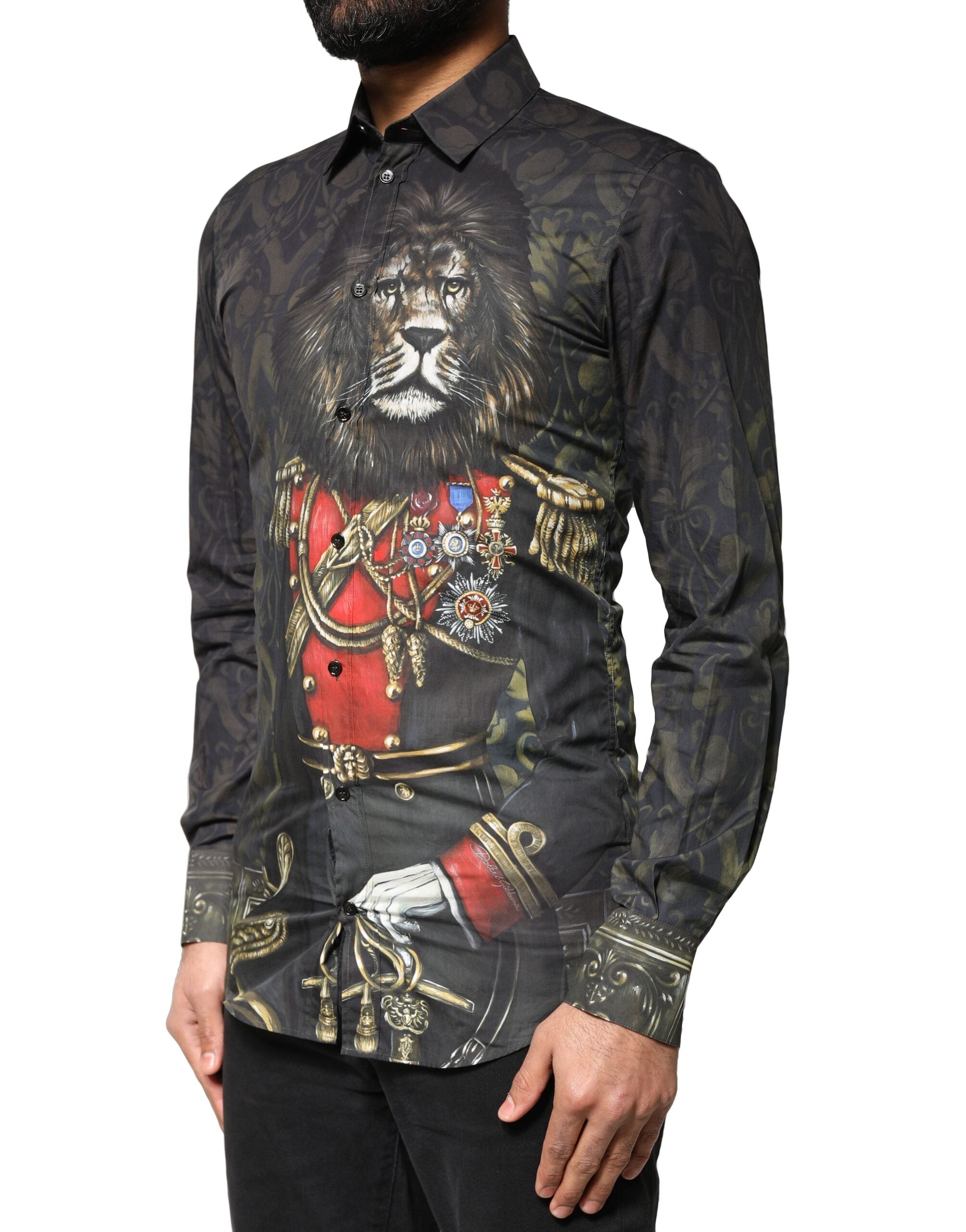Chemise Dolce & Gabbana noire avec motif de portrait royal et détails dorés, élégante et sophistiquée.