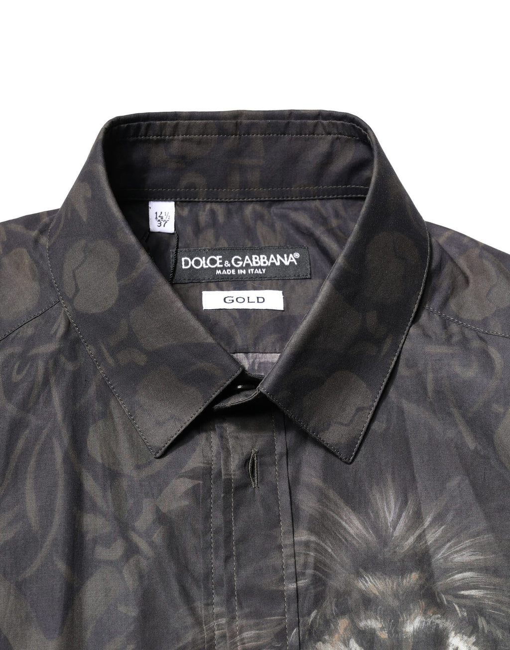 Chemise Dolce & Gabbana noire à motif royal et doré, avec portrait de chien élégant, style luxe et sophistiqué.