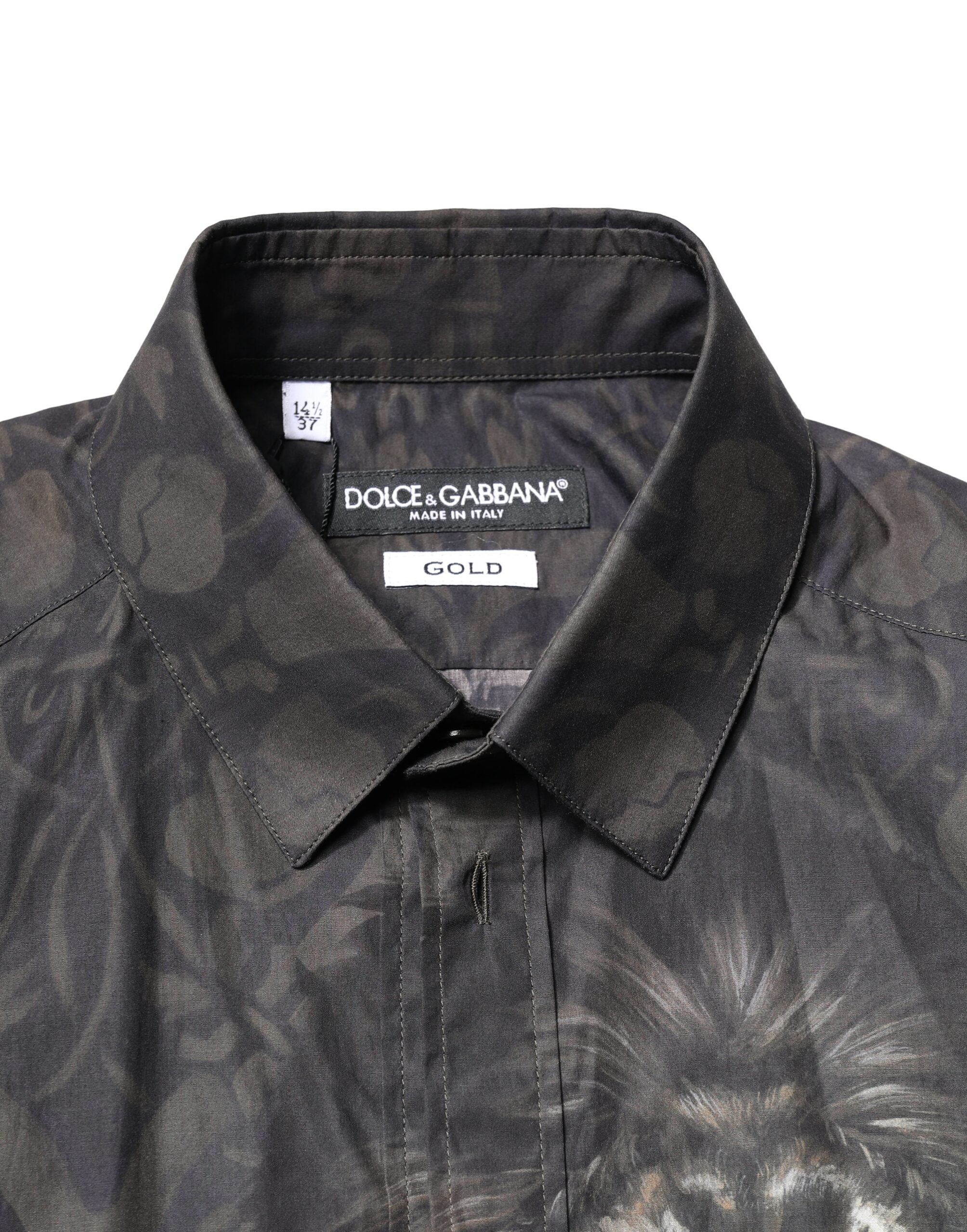 Chemise Dolce & Gabbana noire à motif royal et doré, avec portrait de chien élégant, style luxe et sophistiqué.