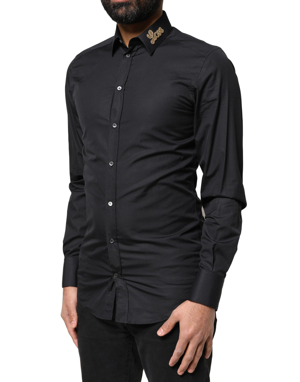 Chemise formelle noire Dolce & Gabbana avec broderie Love dorée, élégante et sophistiquée, visible en gros plan.