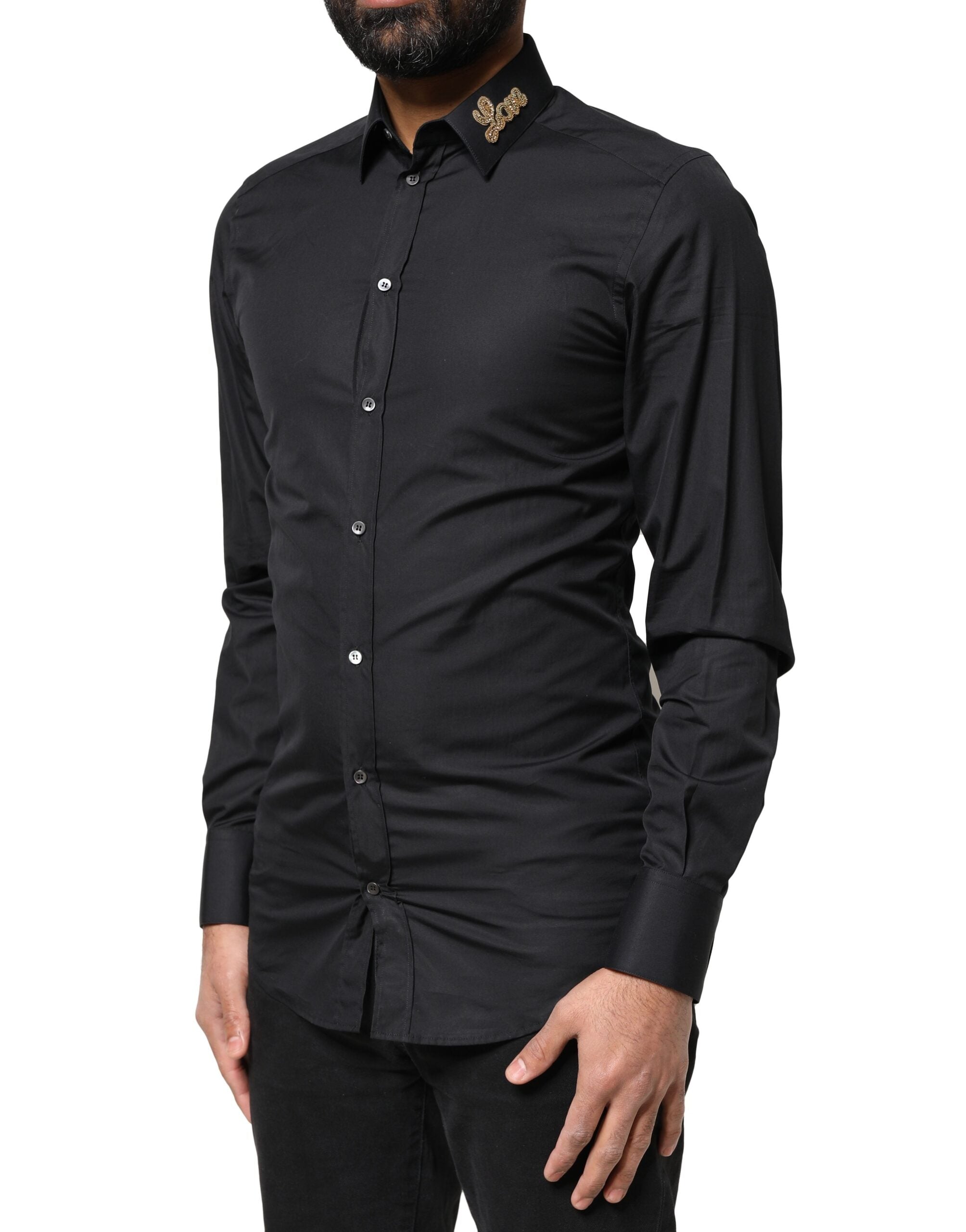 Chemise formelle noire Dolce & Gabbana avec broderie Love dorée, élégante et sophistiquée, visible en gros plan.