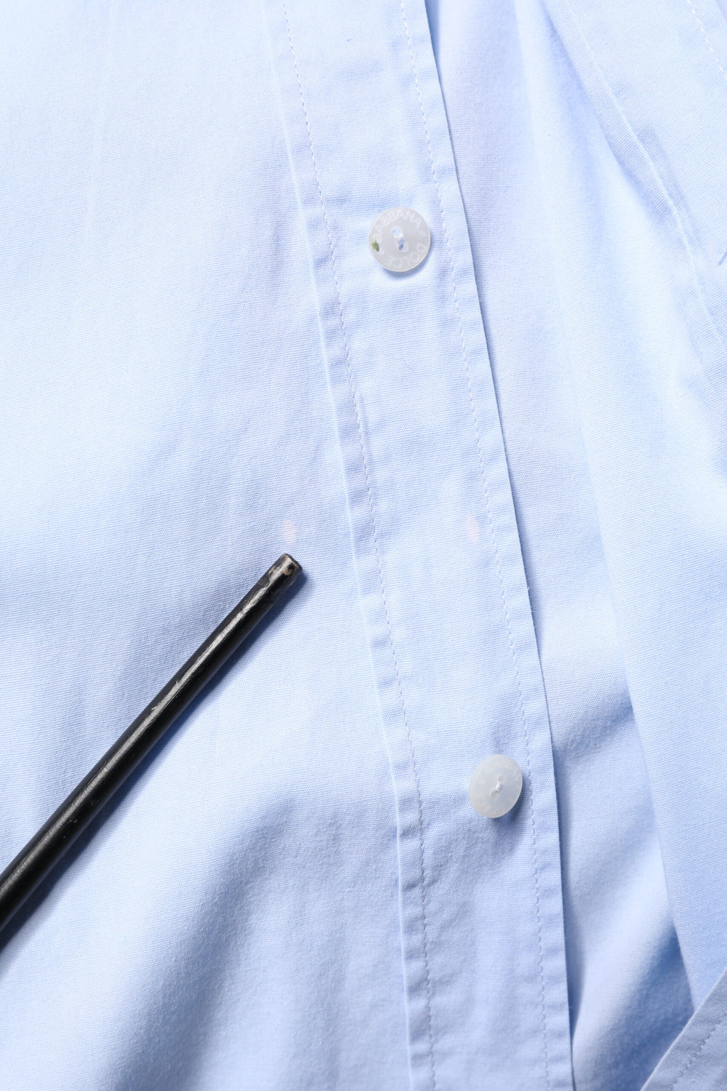 Chemise formelle en coton Dolce & Gabbana Light Blue Martini, élégante avec col classique et boutons visibles.