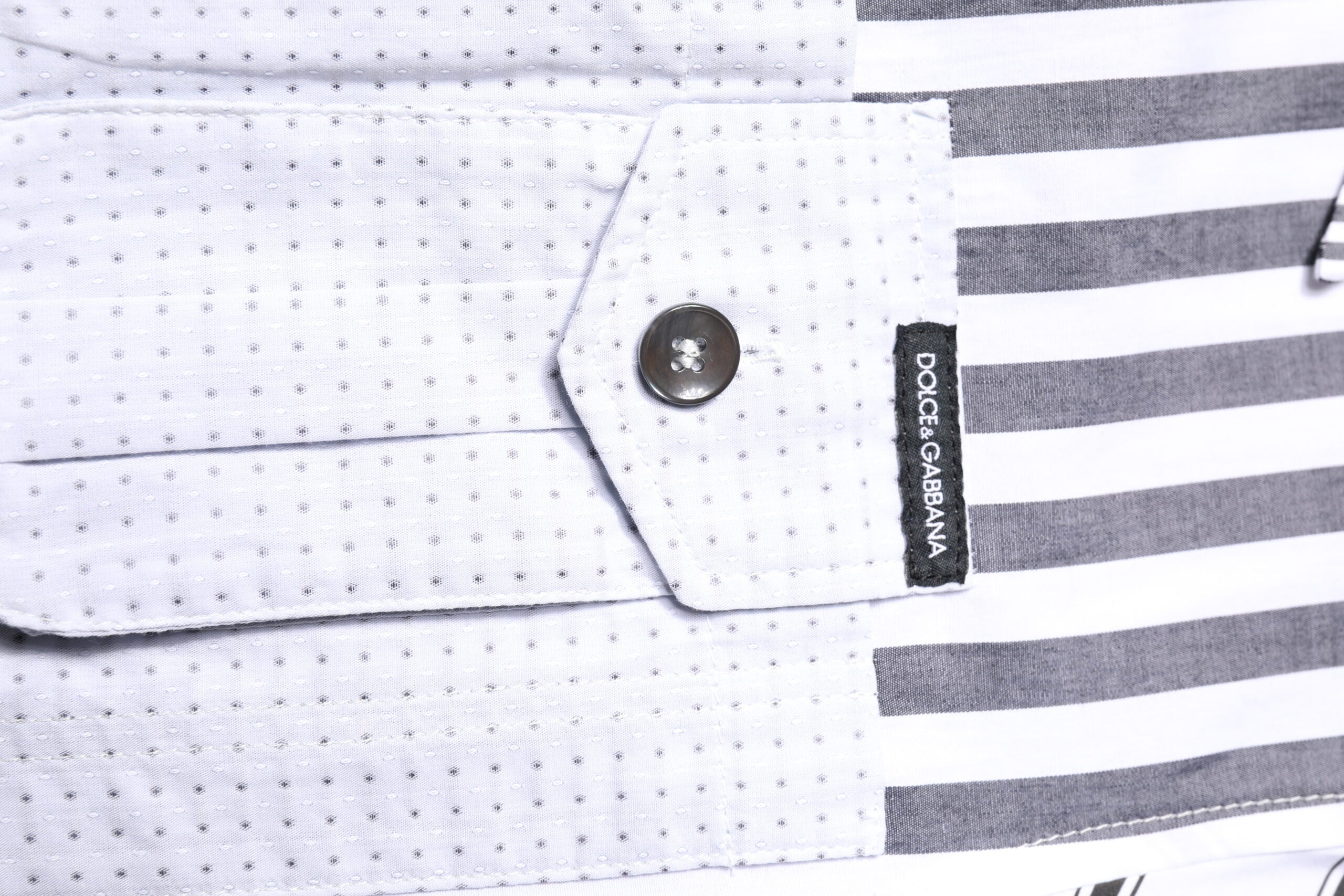 Chemise décontractée à rayures multicolores Dolce & Gabbana avec boutons, tissu léger et style élégant.