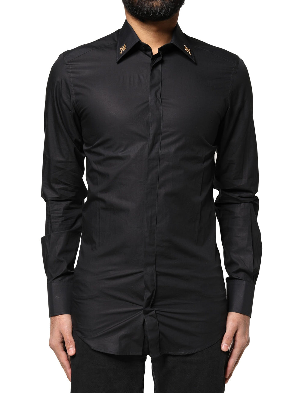 Chemise noire Dolce & Gabbana pour homme avec broderie dorée et croix ornée, élégante et sophistiquée.
