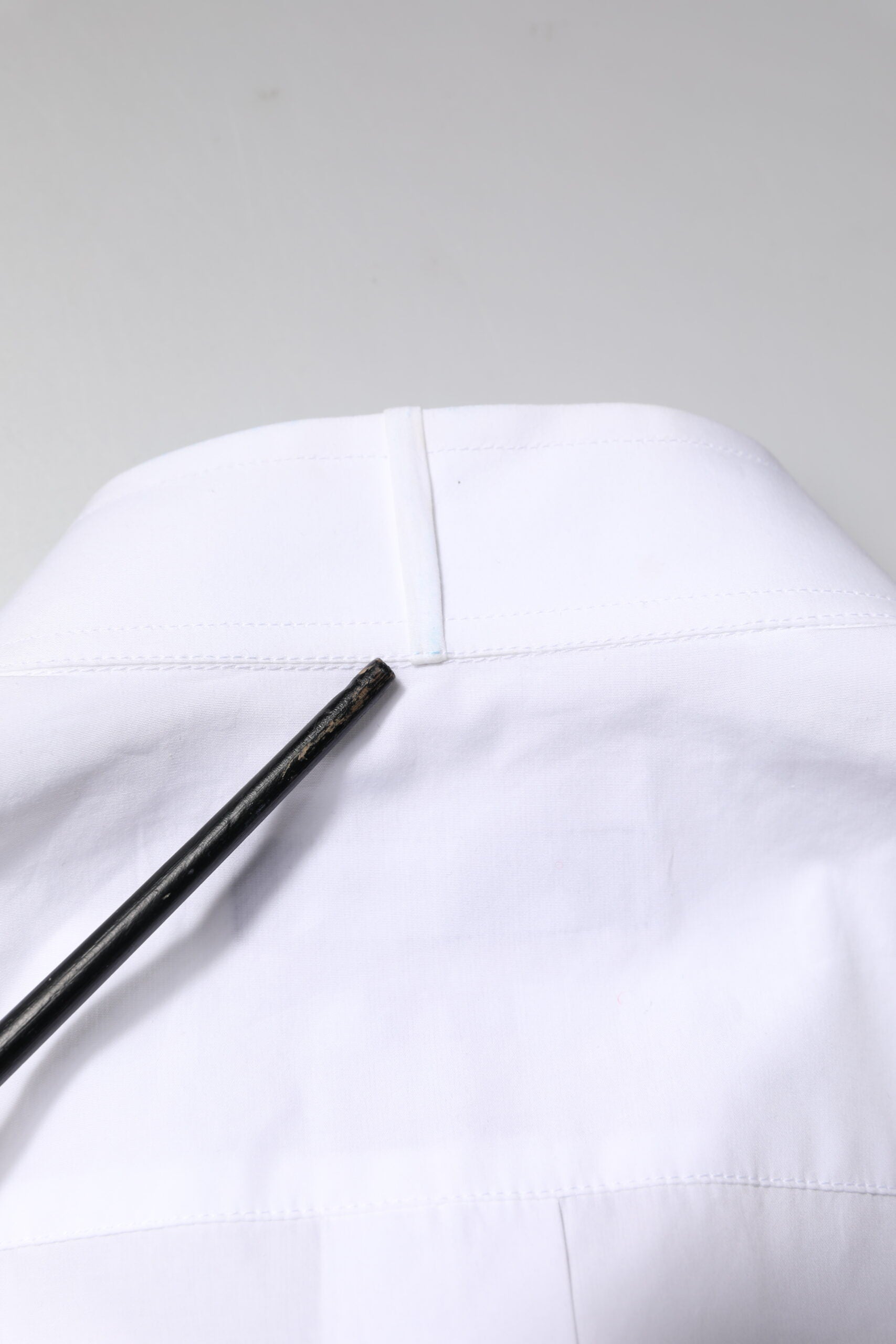Chemise formelle blanche Dolce & Gabbana en coton popeline avec détails dorés pour homme.