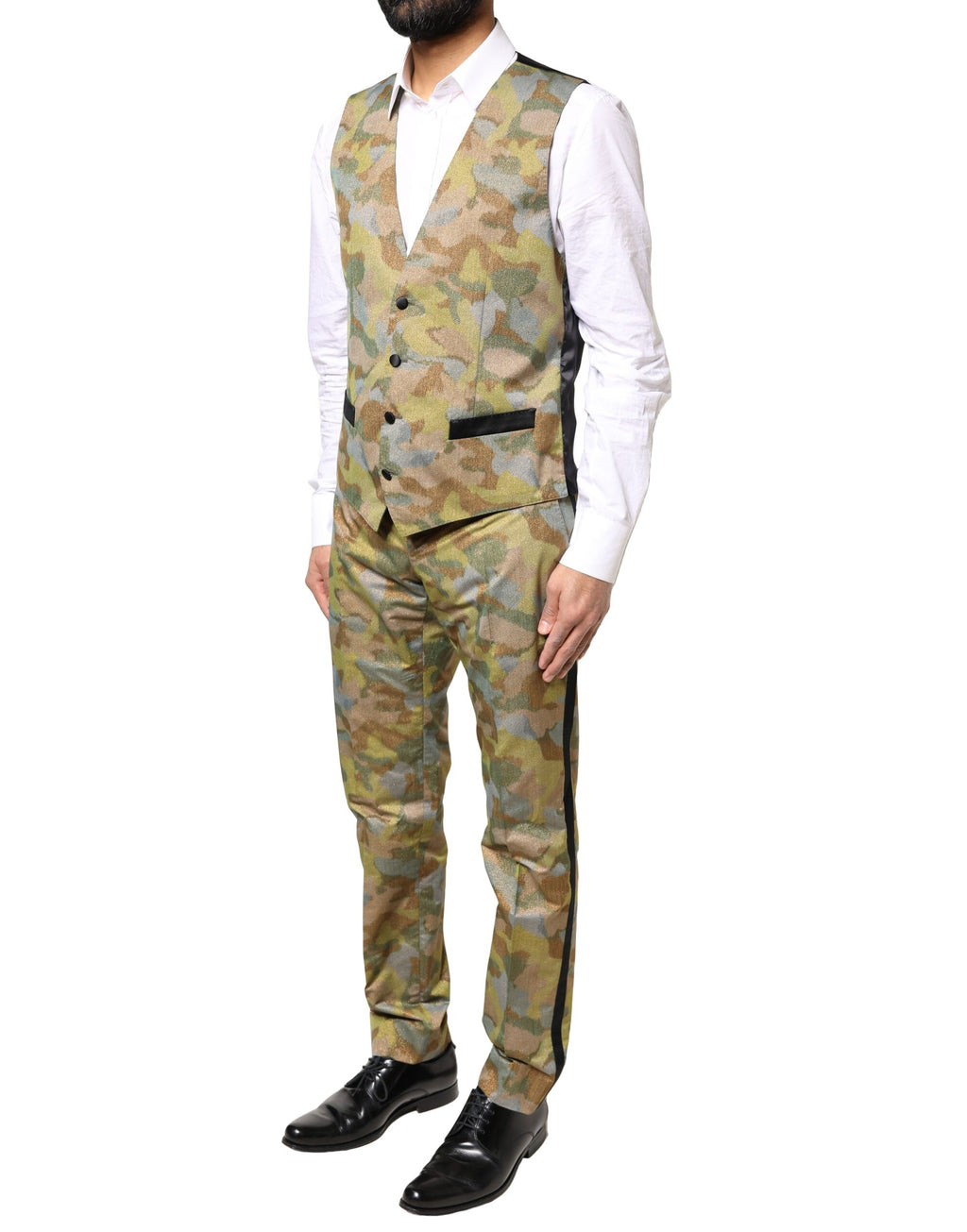 Costume trois pièces Dolce & Gabbana multicolore camouflage Sicilia porté sur mannequin, détails du motif camouflage et design élégant.