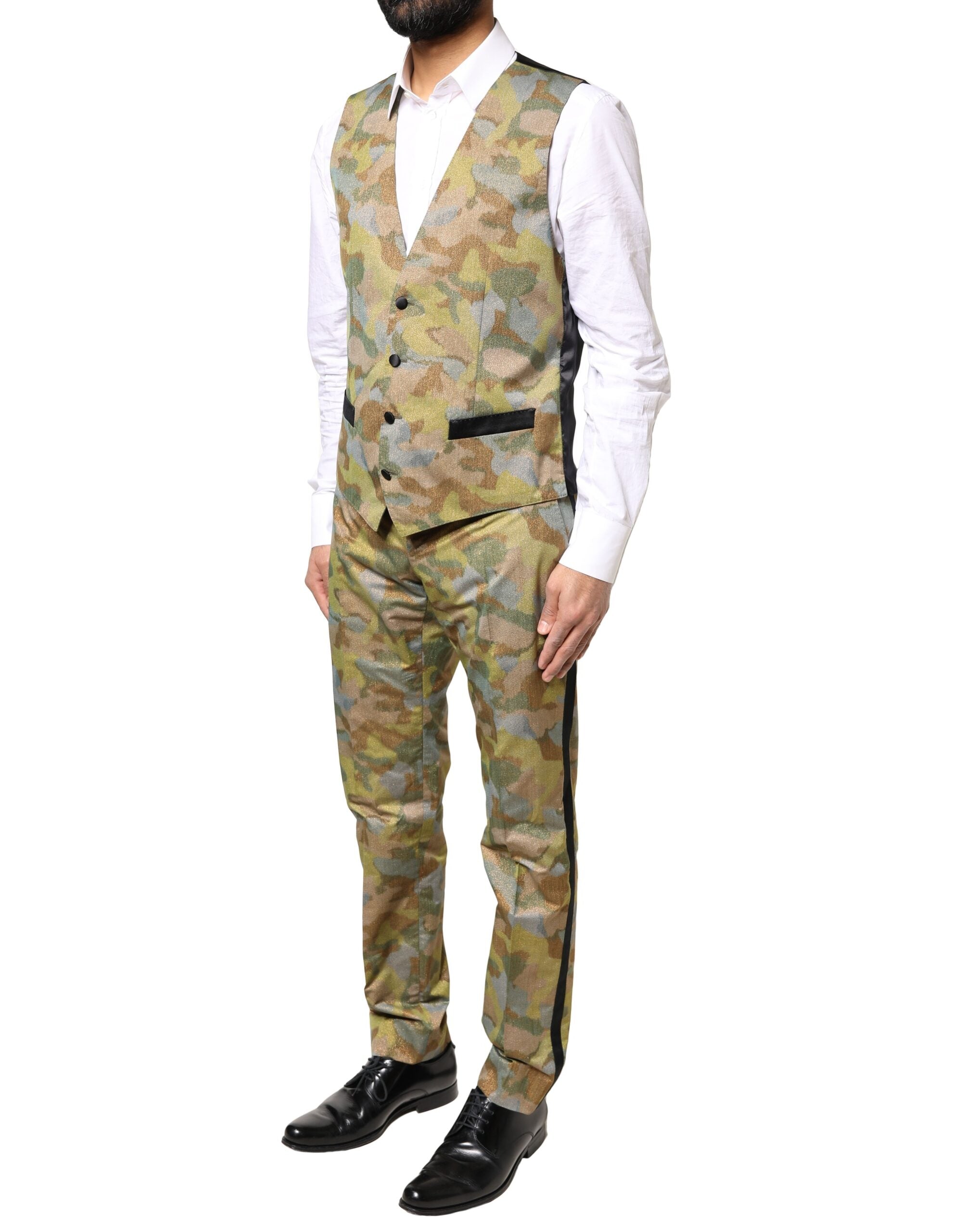Costume trois pièces Dolce & Gabbana multicolore camouflage Sicilia porté sur mannequin, détails du motif camouflage et design élégant.