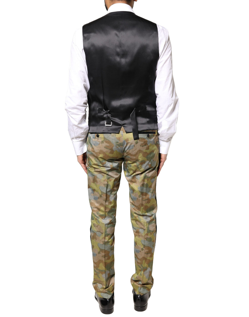 Costume camouflage multicolore Dolce & Gabbana Sicilia en trois pièces, visible détail de la veste, pantalon et gilet.
